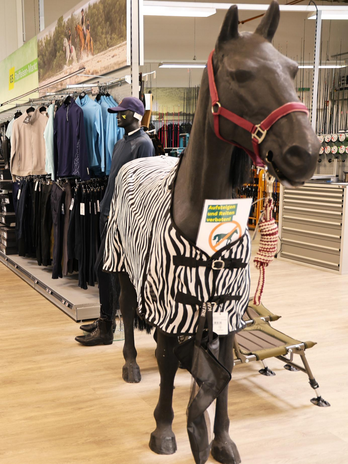 Nahezu alles rund ums Pferd ist im GS Raiffeisenmarkt zu finden.