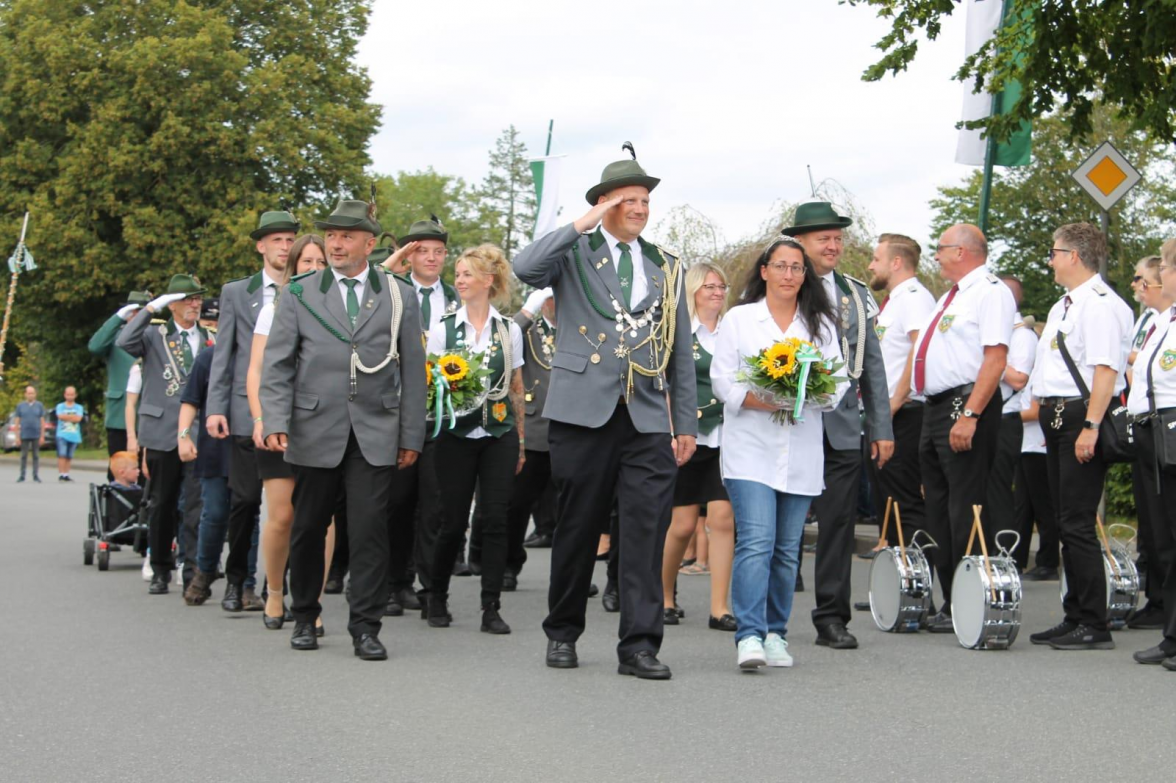 Zum Programm gehört traditionell der große Festumzug am Sonntag – im vergangenen Jahr mit König Markus Michel an der Spitze.