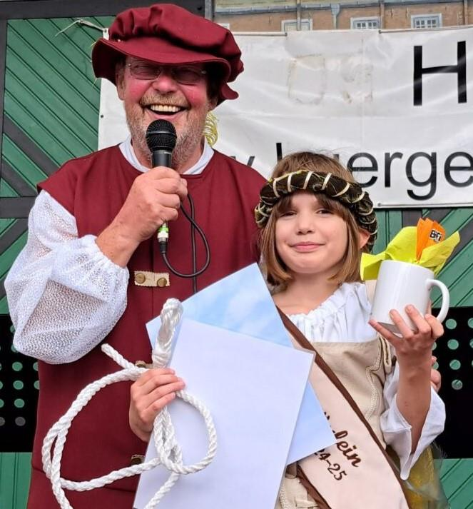 Der Bürgervereinsvorsitzende Karl-Heinz Ockenga und das noch bis Sonntag amtierende Burgfräulein Merida. BILD: Bürgerverein Werdum