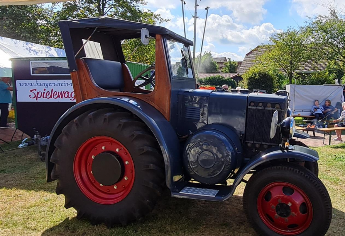 Als Stammgast ist auch der Ursus-Bulldog wieder mit dabei. Beim Häuptlingsfest wird die Technik der betagten Landmaschine erklärt. BILD: Bürgerverein Werdum