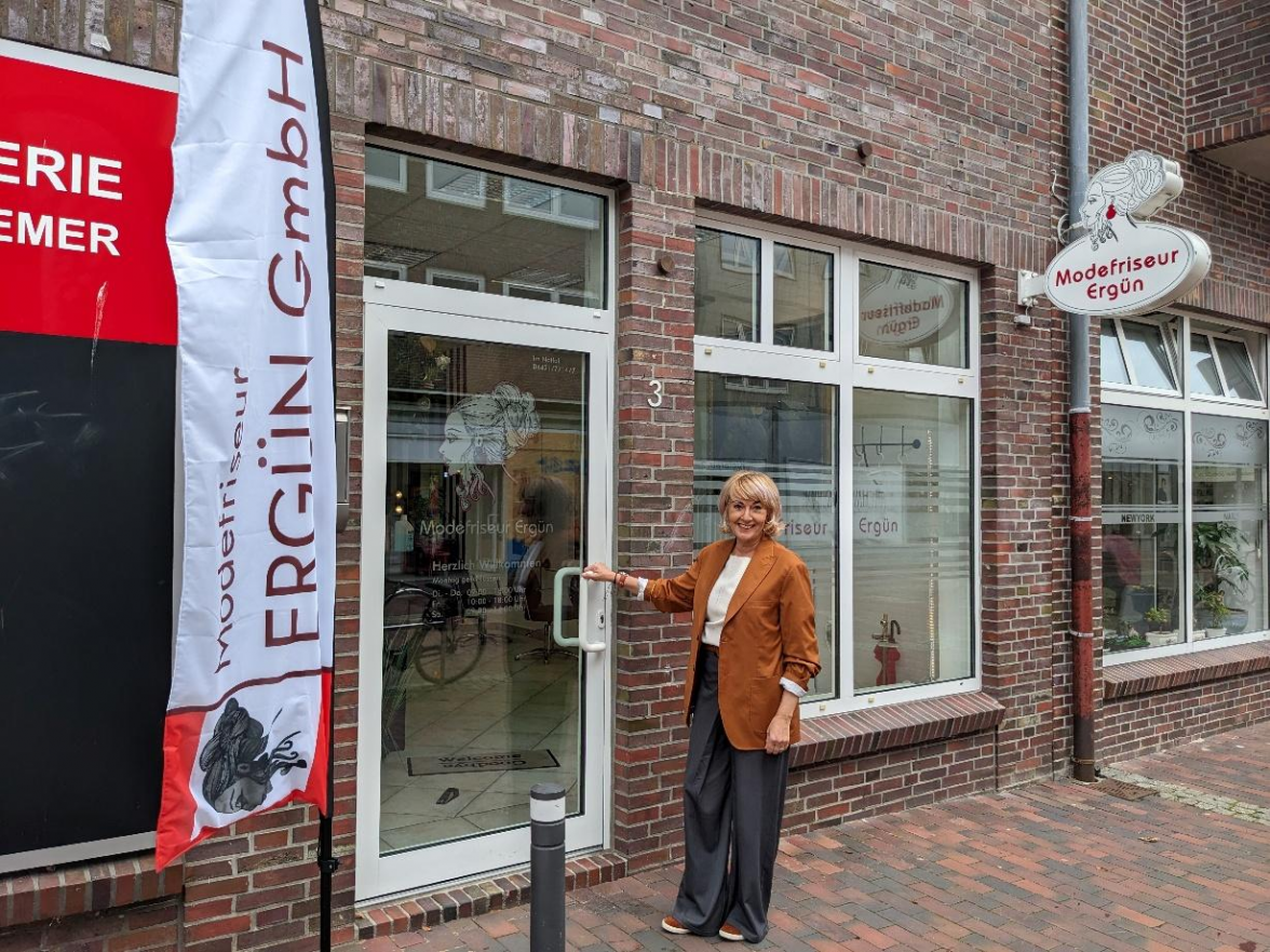 Friseurmeisterin Füsun Ergün-Brunken vor ihrem Salon in der Kieler Straße 3. Bild: Walburg Dittrich