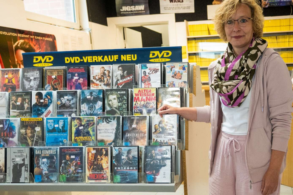 Hält seit 25 Jahren die Tradition der Videothek am Leben: Carolin Efen, Inhaberin von Caro's DVD-Shop. BILD: Nicole Frischlich