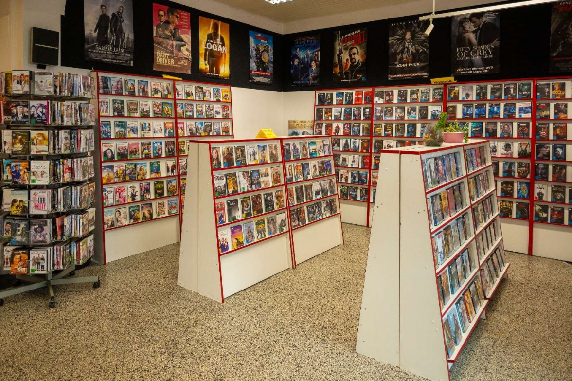 Das Sortiment ist riesig: Blockbuster, Klassiker, Arthouse-Filme, Serienboxen - rund 2000 Titel sind ständig verfügbar. BILD: Nicole Frischlich
