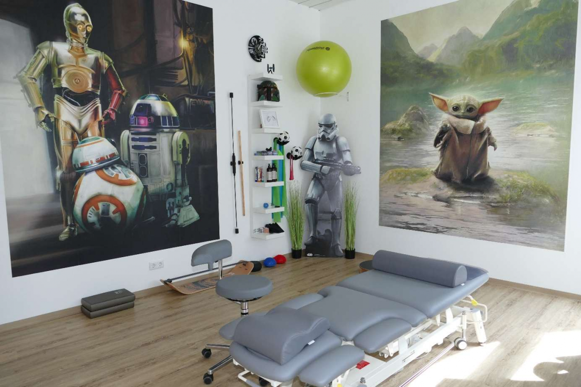 Inhaber Erwin Sell ist großer Star Wars Fan und das spiegelt sich auch in der Praxiseinrichtung wider. BILD: Heike Goyert