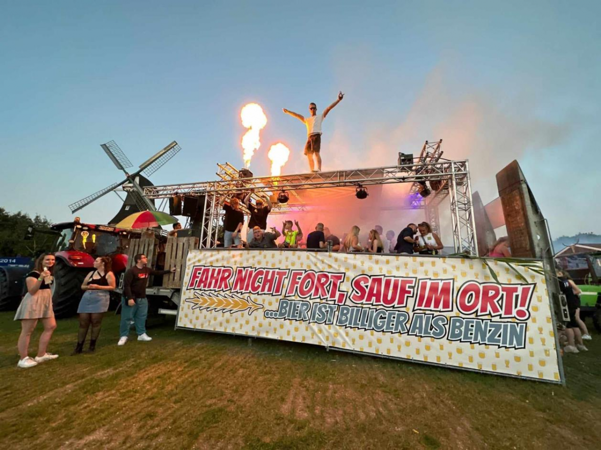 In Schweindorf wird an diesem Wochenende wieder so richtig gefeiert, denn der Erntekorso und die Scheunenfete stehen auf dem Programm. Bilder: Archiv