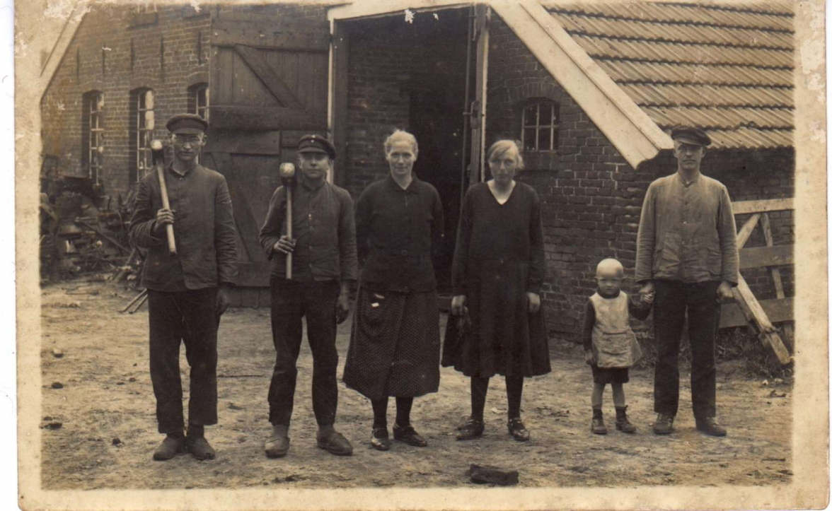 Jann Lienemann, der Vater des heutigen Geschäftsführers, übernahm 1949 im Alter von 20 Jahren die Schmiede und den Hufbeschlagbetrieb. Auf dem Foto ist er das Kleinkind zusammen mit den Großeltern. BILD: Privat