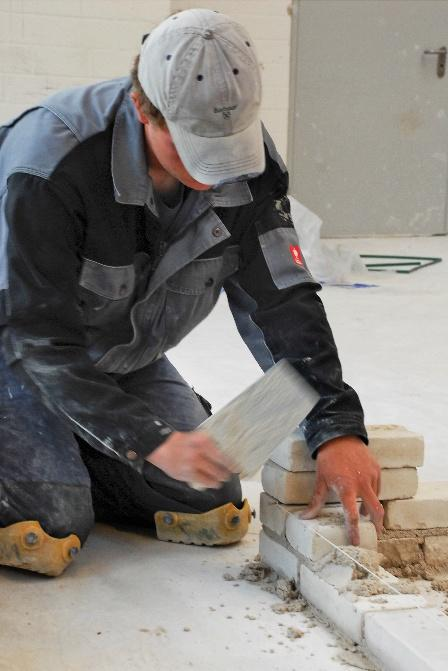 In der Bauhalle können Besucher die Maurerkelle schwingen und den Azubis über die Schulter schauen. BILD: HWK