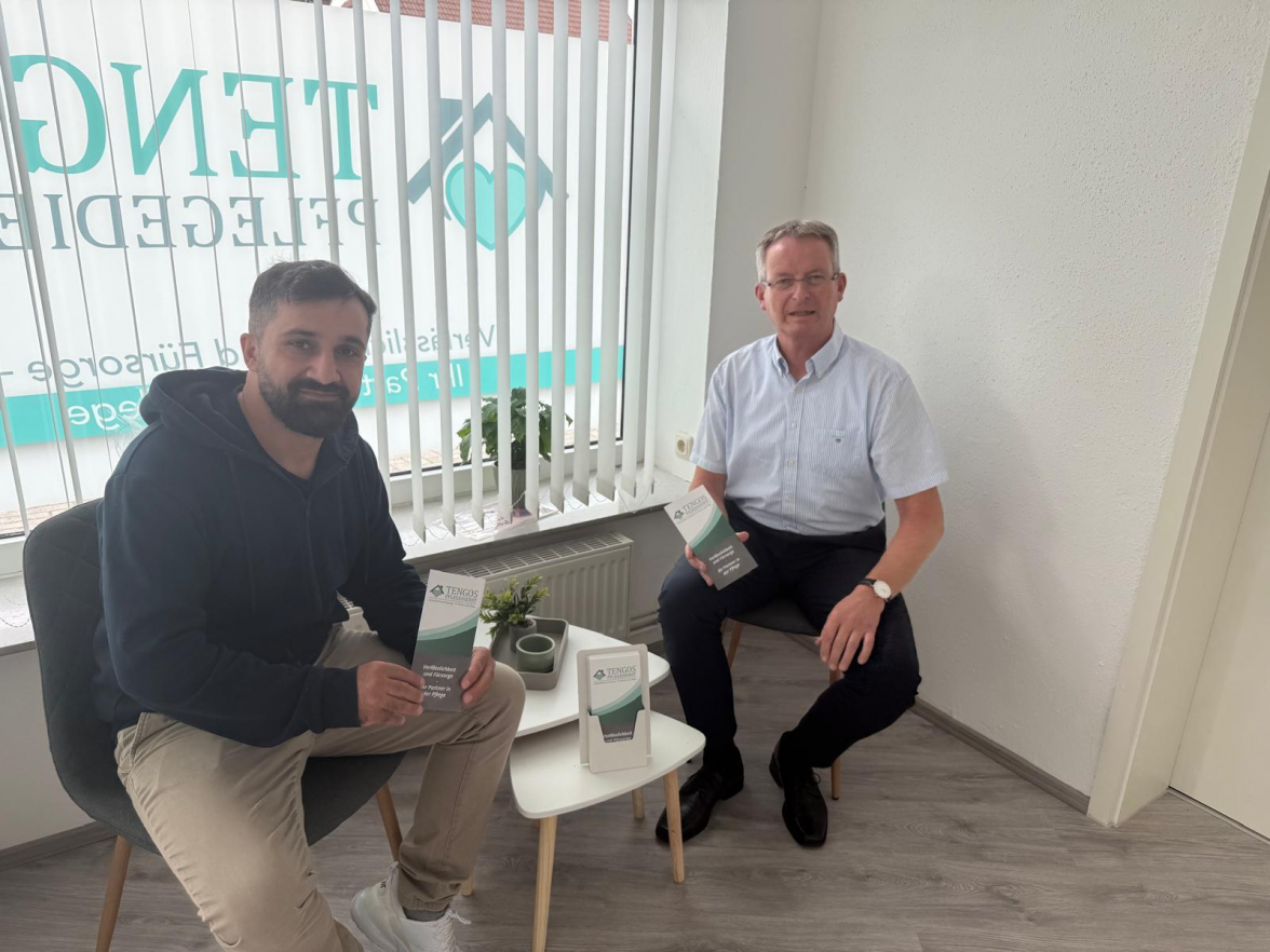 Große Unterstützung erhielt Tangezar Coskun auch von Wittmunds Bürgermeister Rolf Claußen. Bild: Privat
