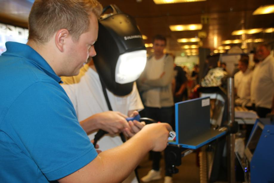 Berufsfindungsmesse in der BBZ Brake: Ihno Riesenbieter (13) probierte damals das virtuelle Schweißgerät beim Stand von Steelwind aus. BILD: Archiv