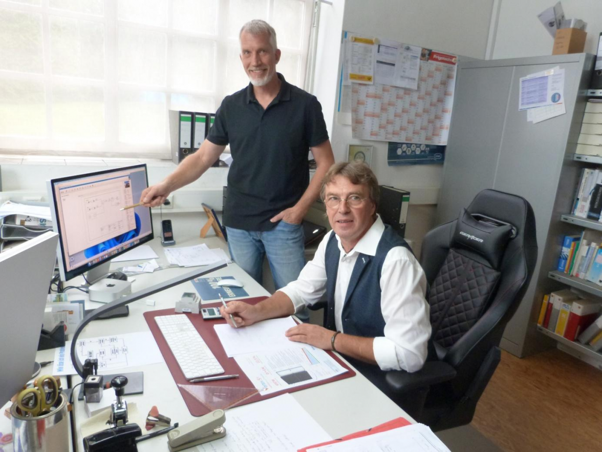 Frank Gerdes (stehend) und Raimund Leopold haben das Unternehmen vor 25 Jahren gegründet. Bild: Henning Karasch