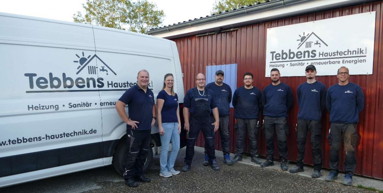 Die Firma Tebbens Haustechnik: Inhaber Holger Tebbens und seine Frau Daniela zusammen mit ihren Mitarbeitern. Bild: Heike Goyert