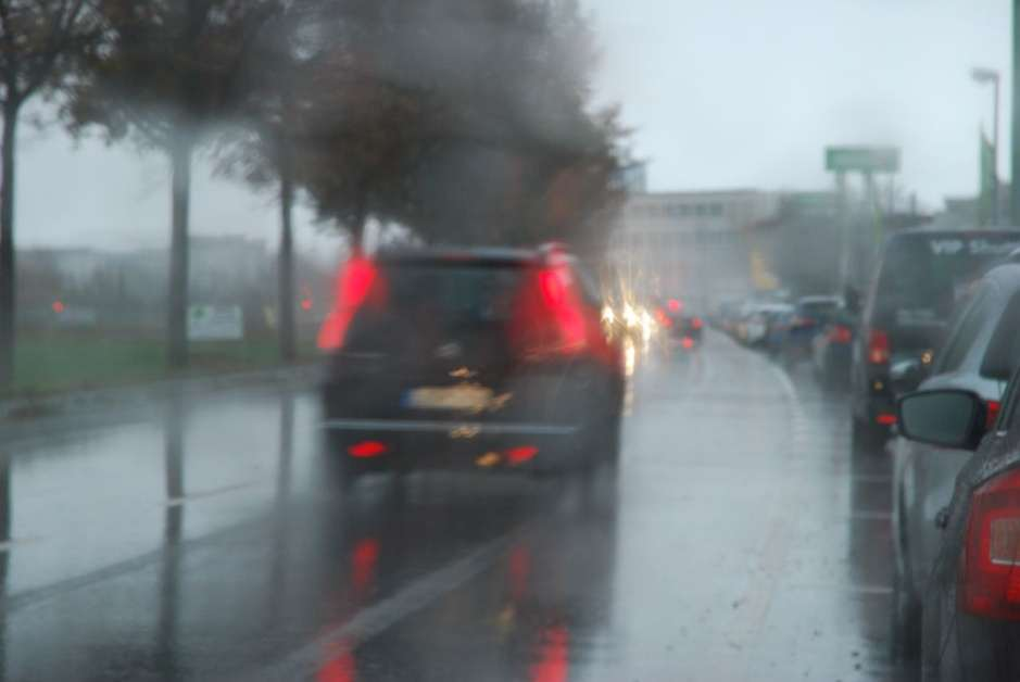 Fahren auf nassen Straßen: Licht an, Tempo runter, mehr Abstand. BILD: Dekra