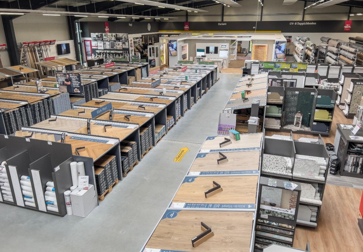 Modern, hell-freundlich und übersichtlich: die Ausstellungshalle mit der ansprechend präsentierten Ware. Neben der 2000 qm großen Verkaufsfläche verfügt Team Tatex zudem über ein 1.200 qm großes Lager. BILD: Team Tatex