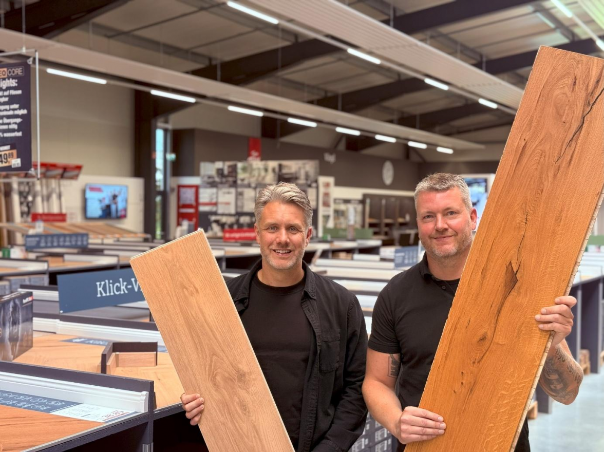 Die Brüder Martin (v.l.) und Bernd Fleẞner sind stolz darauf, dass Team Tatex sich als „Ostfrieslands Bodenprofi“ einen Namen gemacht hat. Die Kunden finden hier „eine einmalige Auswahl an Bodenbelägen“ - inklusive Teststrecke. BILD: Team Tatex