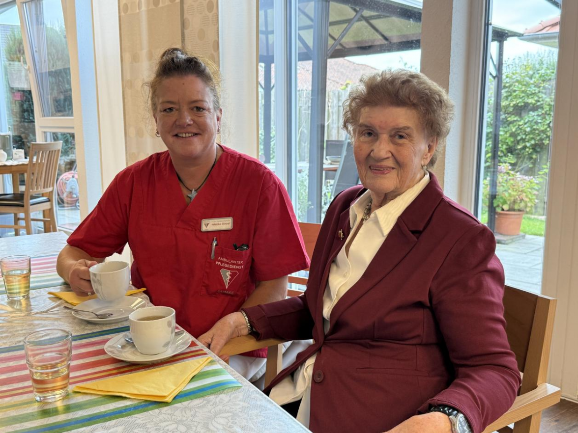 Zeit für eine Tasse Tee und ein kurzes Gespräch: Wiebke Ginzel und die 95-jährige Luzie Zeinert. Bild: Annette Kellin