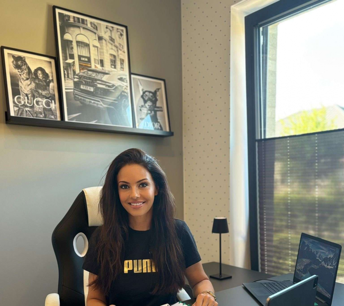 Stefanie Franziskus in ihrem Büro. Die Kontaktaufnahme erfolgt telefonisch übers Handy oder per E-Mail. BILD: Privat