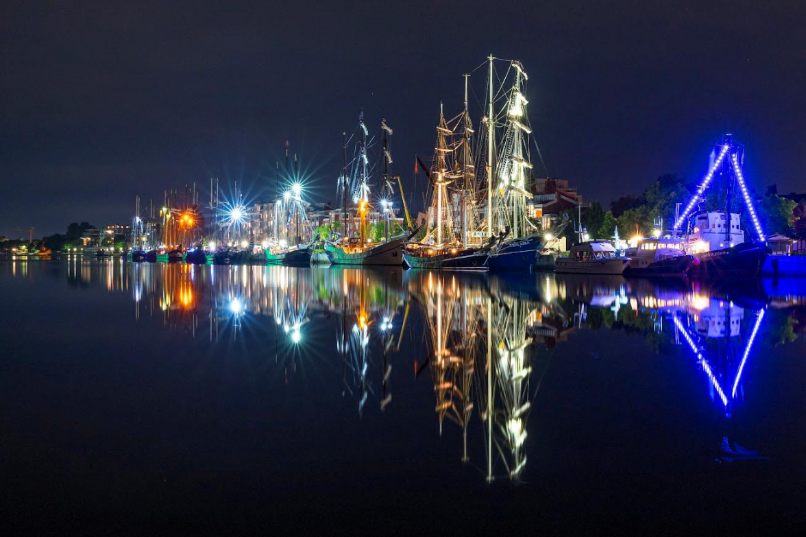 Die Segelschiffe bieten eine traumhafte maritime Kulisse, bei Tag und auch bei Nacht. Bild. René Spielmann