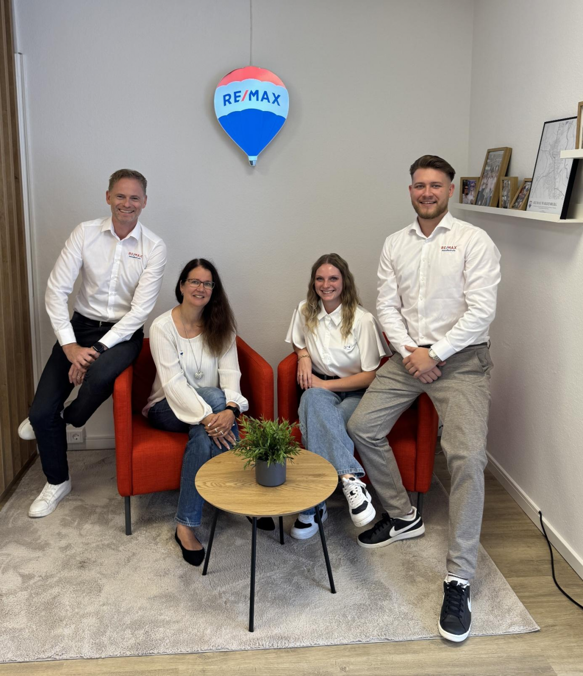 Die neuen Maklerinnen und Makler (von links): Dennis Oltmann, Andrea Böden, Emely Rykena und Dennis Miller. Bild: RE/MAX