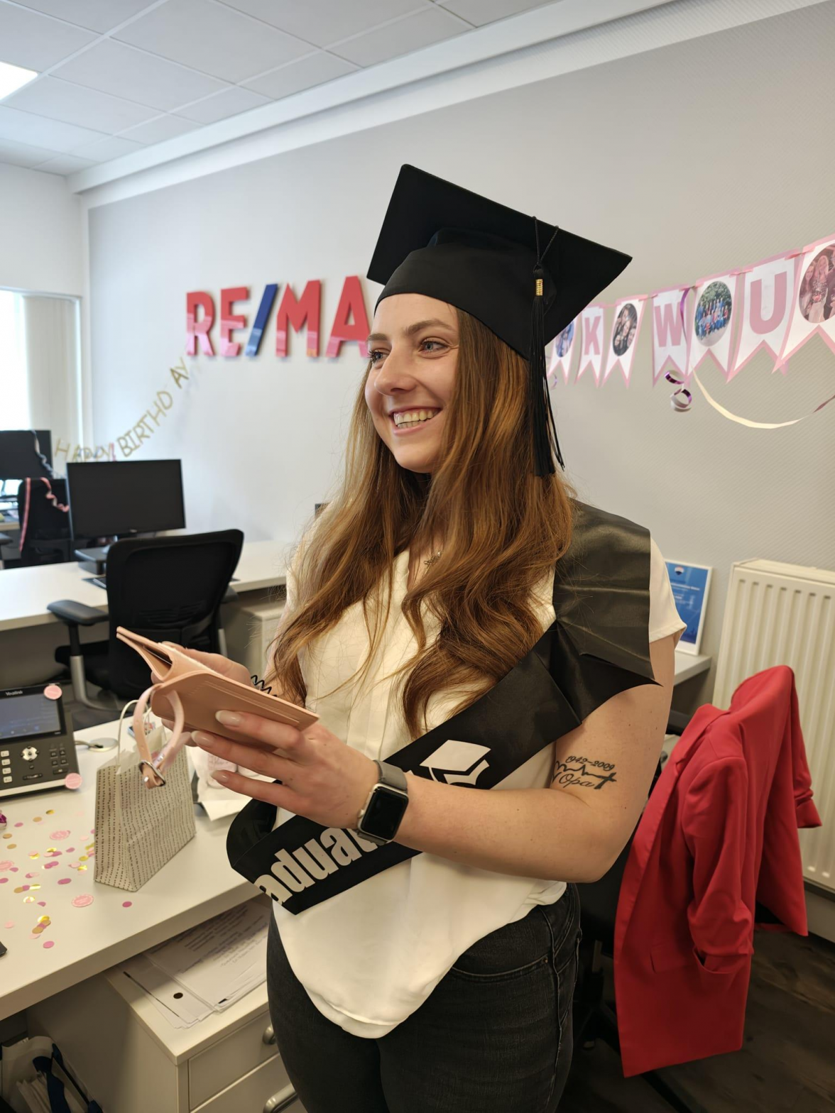 Anna Hoppe hat ihre Ausbildung erfolgreich bestanden. Bild: RE/MAX