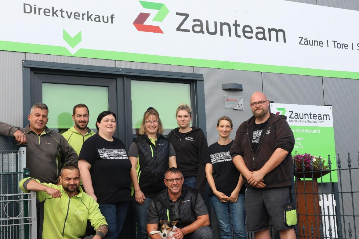 Zaunteam, Handelsring 21: Zur Herbstmesse gibt es Festtagsangebote, Hüpfburg, Kaffee, Tee und Kuchen. Die Mannschaft mit Geschäftsführer Matthias Erdmann (knieend M., mit Firmenhund Lucy) freut sich, die Besucher über das umfangreiche Firmen-Portfolio zu informieren. BILD: Janna Leismann