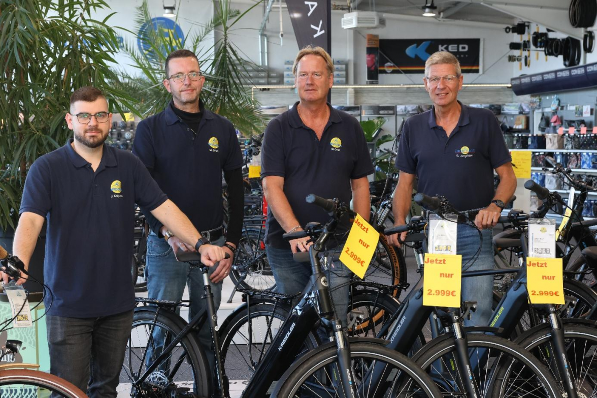 Fahrrad Wessels, Ekelser Straße 22: Das Team mit Julian Knippen (v.l.), Marco Eden, Geschäftsführer Wolfgang Oost und Firmenchef Ralf Jungmann präsentiert„Baustellenrabatte“ und einige Neuheiten des nächsten Jahres. BILD: Janna Leismann