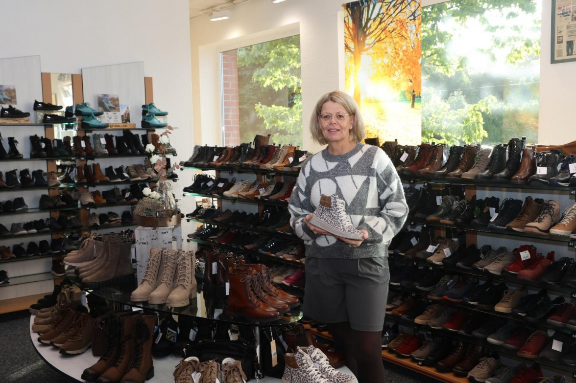 Schuh Cramer, Westvictorburer Straße 14: Hier präsentiert Ute Lübben die neue Herbst-Winter-Kollektion. Zudem können sich die Kunden auf attraktive Rabatte freuen und die Kleinen beim Torwand-Schießen Spaß haben. BILD: Janna Leismann