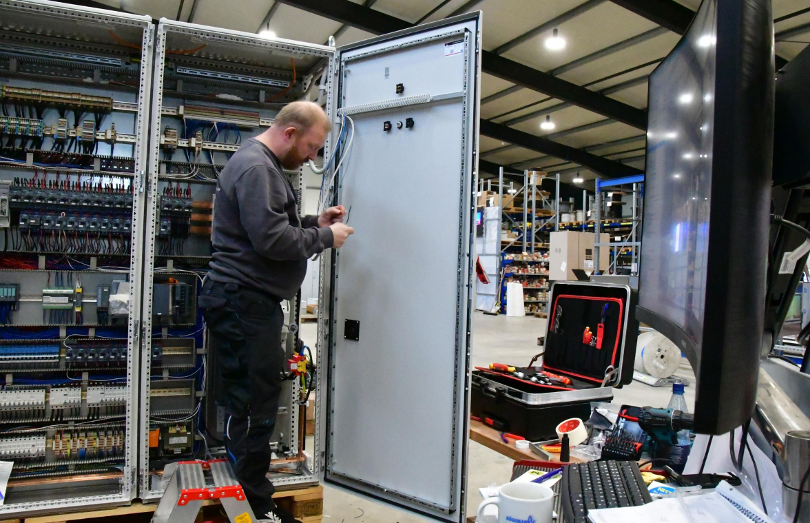 Fertigstellung eines Schaltschrankes mit der Automatisierungstechnik. BILD: Peter Kratzmann