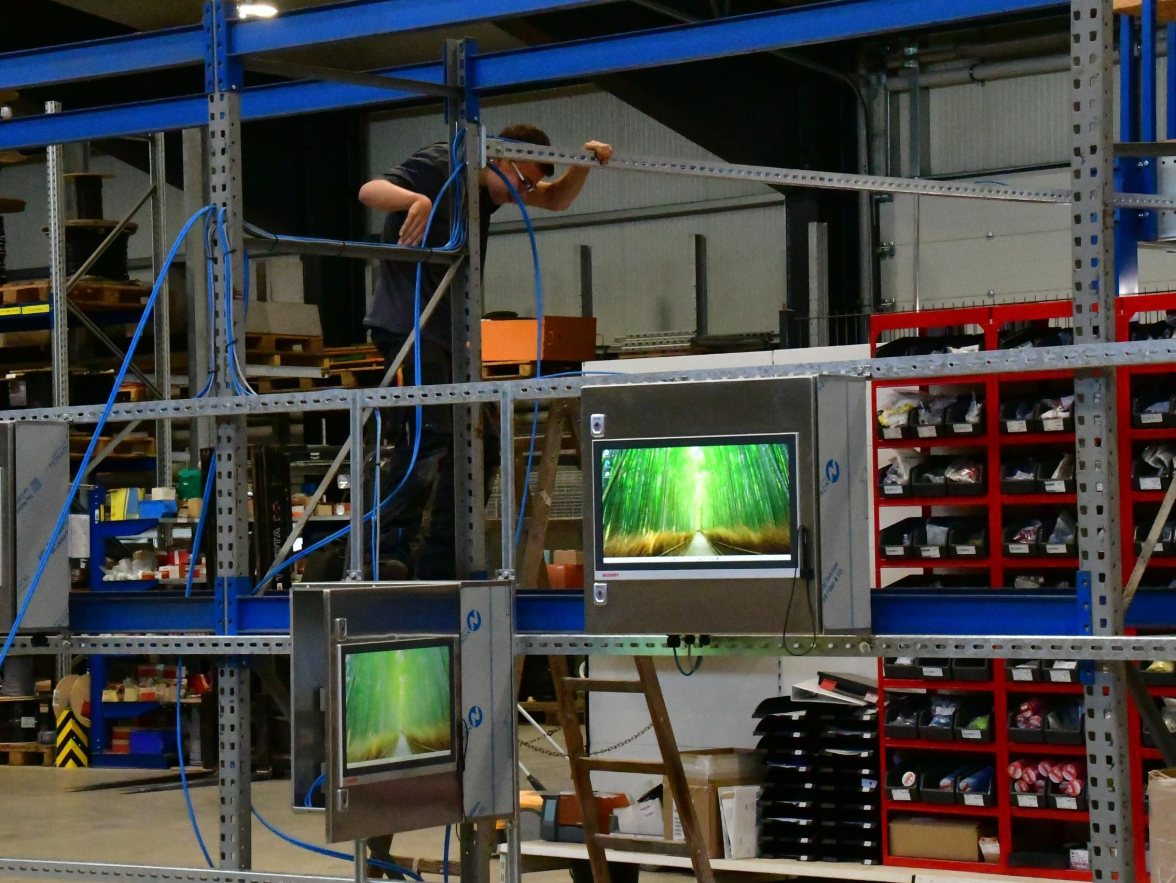 Blick in die Produktionshalle: Gearbeitet wird zurzeit auch am Programm für den Tag der offenen Tür. BILD: Peter Kratzmann