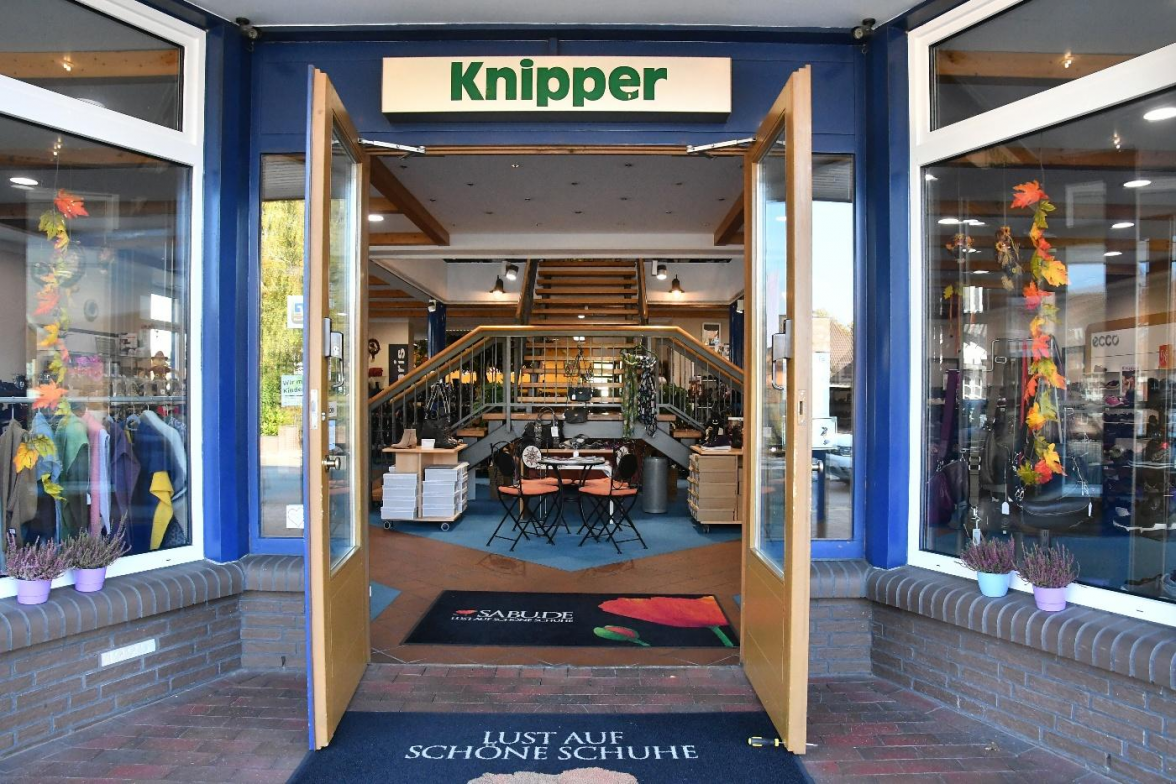 Offen stehen die Türen auch beim Schuhhaus Knipper. Foto: Peter Kratzmann