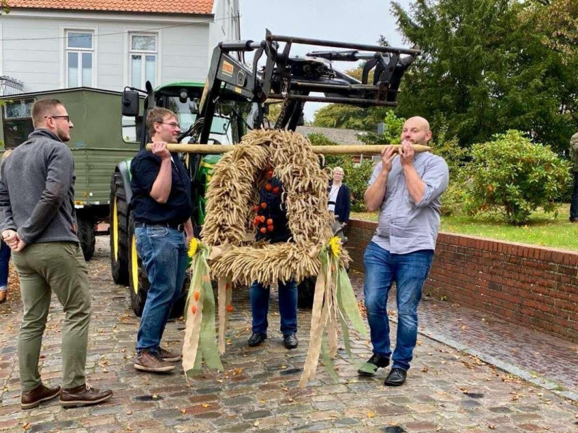 Schon am Sonntag wird die Erntekrone zum Festgottesdienst in St. Ansgari Kirche von der Dorfgemeinschaft getragen. Foto: NWZ-Archiv