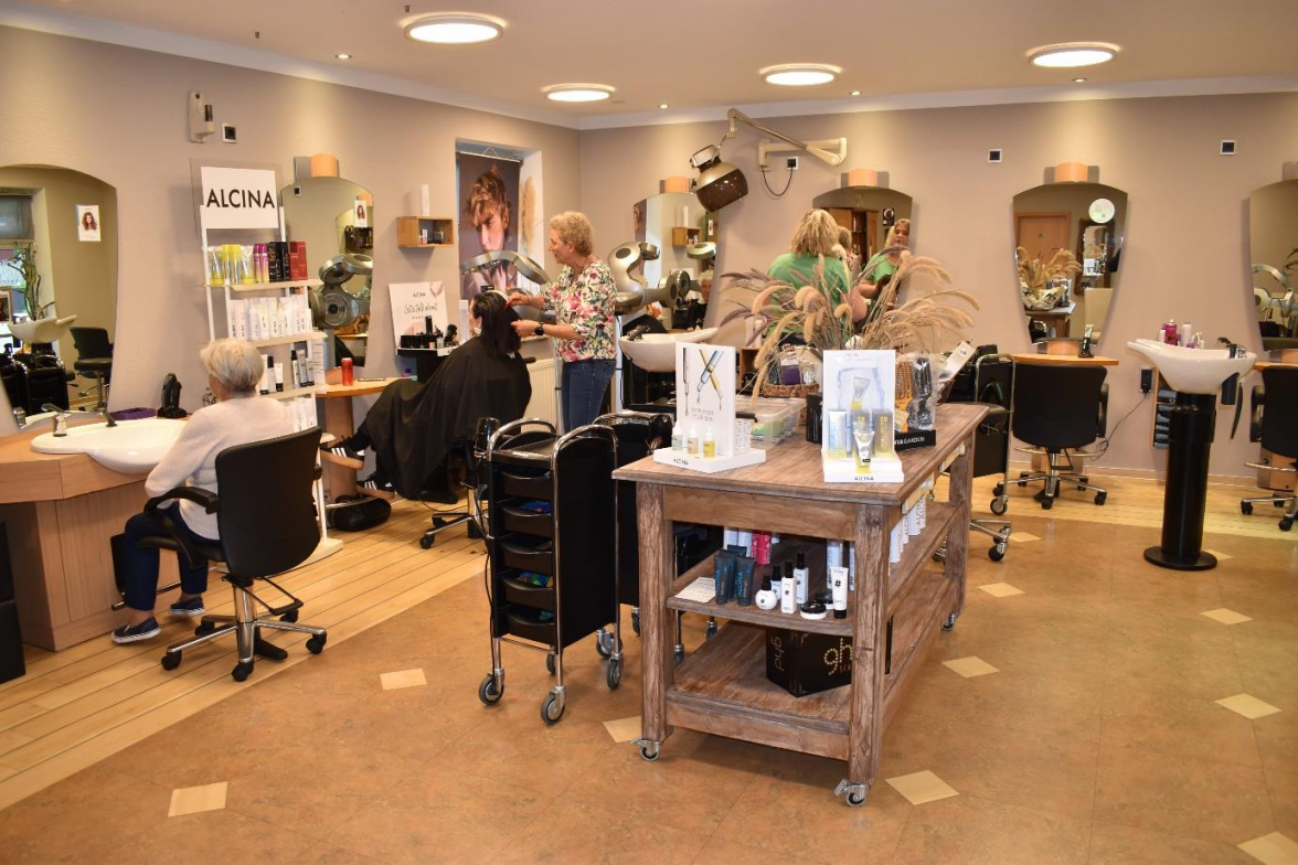 Ein Blick in den Salon „Krehaartiv“. Hier wird Damen, Herren und Kindern zu einem neuen Look verholfen. BILD: Frank Brüling