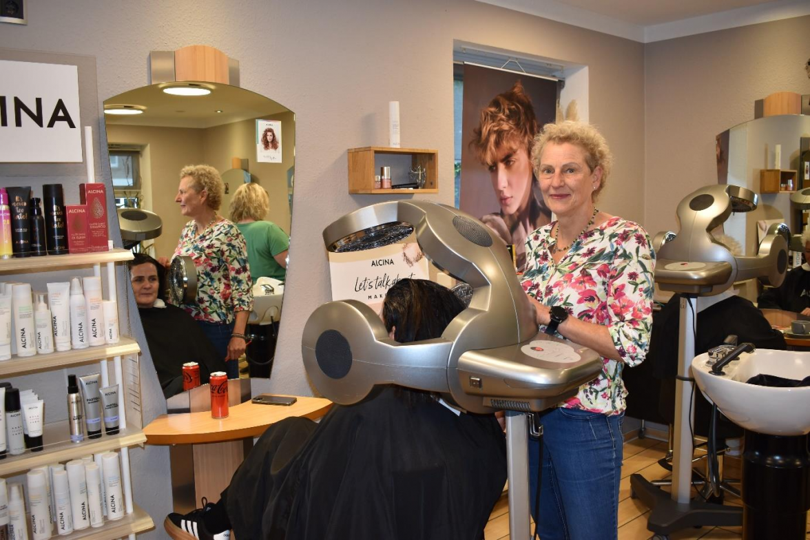 Tanja Göken liebt die Arbeit im Salon. „Ich habe hier viele liebe Kunden kennengelernt“, sagt die Friseurmeisterin. BILD: Frank Brüling