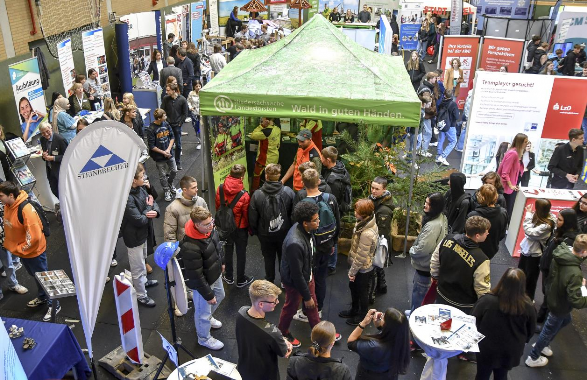 Zum Ausund Weiterbildungsmarkt "AWM4U" in der OBS Varel werden auch in diesem Jahr wieder hunderte Schülerinnen und Schülern aus Stadt und Region erwartet. BILD: Gösta