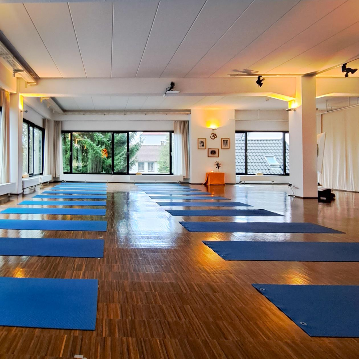 Hell und lichtdurchflutet ist der Übungsraum im Sampoorna Yoga Zentrum. Bild: Sampoorna