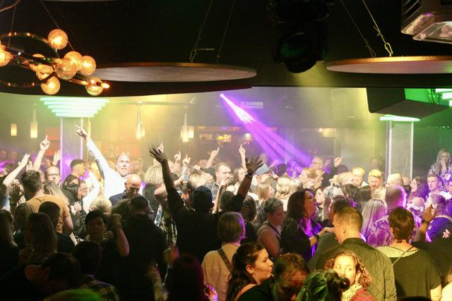 Wenn die Mucke der vergangenen Jahrzehnte aufgelegt wird, ist Stimmung auf den Tanzflächen im „Dörp“. Bild: Nachtschicht