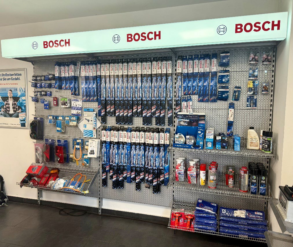 Vor Ort gibt es umfangreiches Zubehör der Marke Bosch. Bild: Janssen