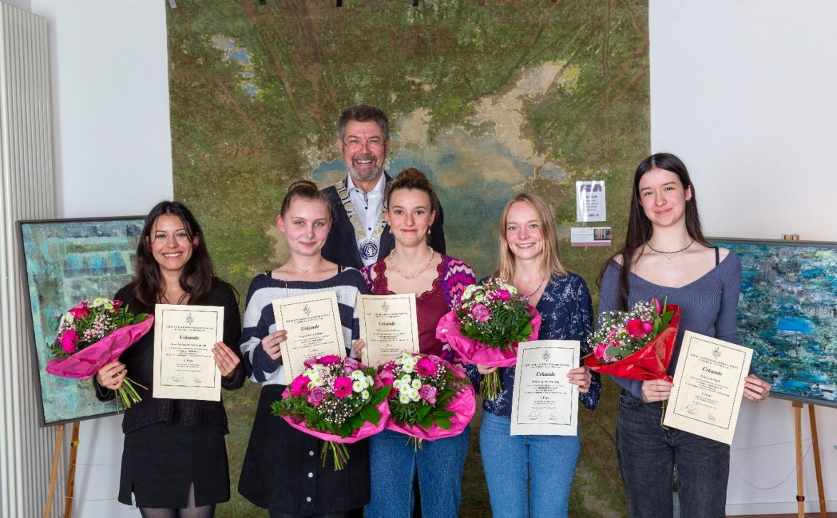 Die Erstplatzierten des Nachwuchswettbewerbs im vergangenen Jahr. V.l. Daniela Farias Sandoval, Viviene Holzner, Obermeister Andreas Speckmann, Fiona Weckendrup, Josephine Hartwig und Leah Hugh. Bild: Innung