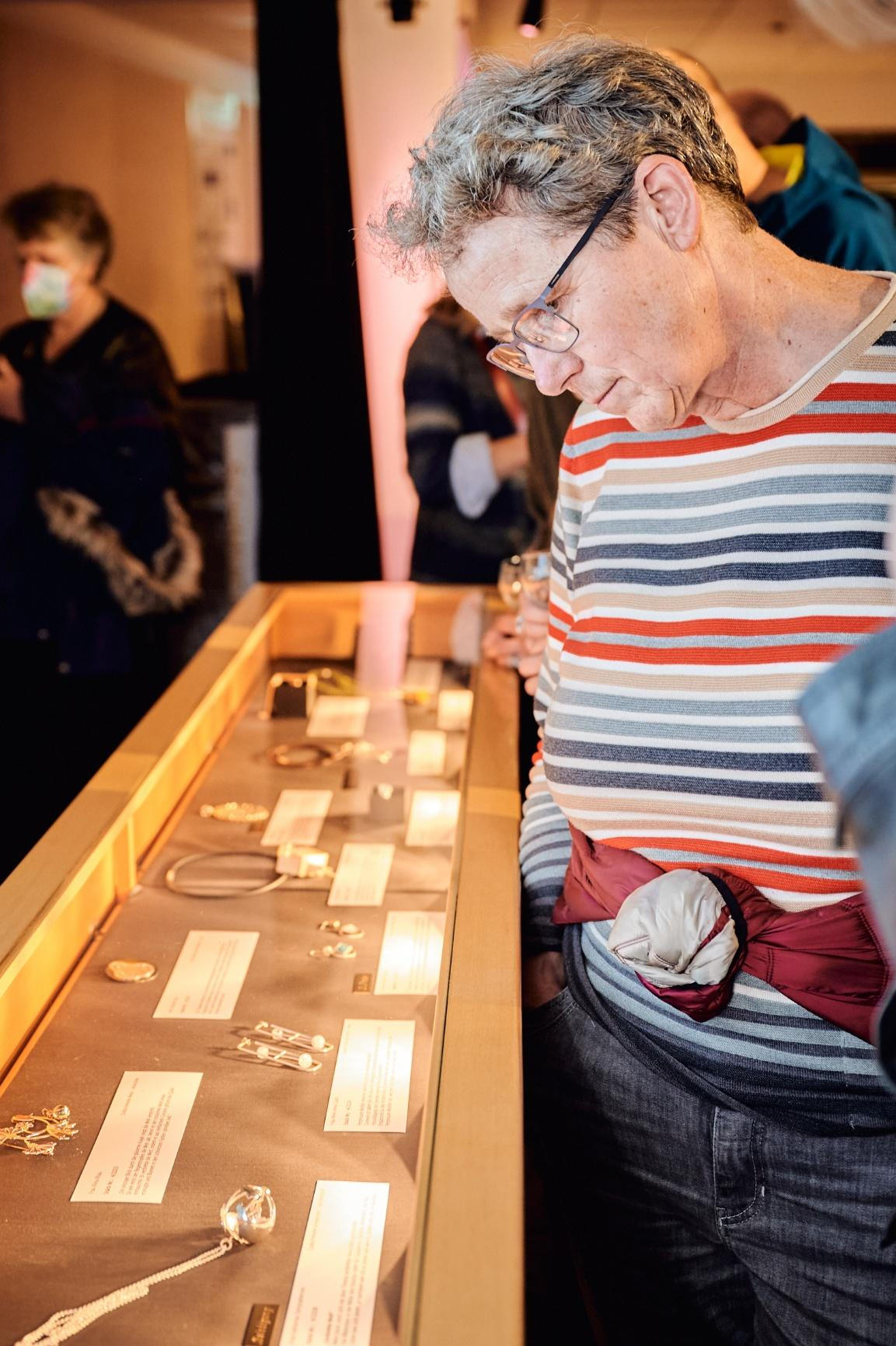 Diverse Schmuckstücke der Innungsmitglieder werden in Vitrinen im Haus Ullmann ausgestellt. Bild: Innung