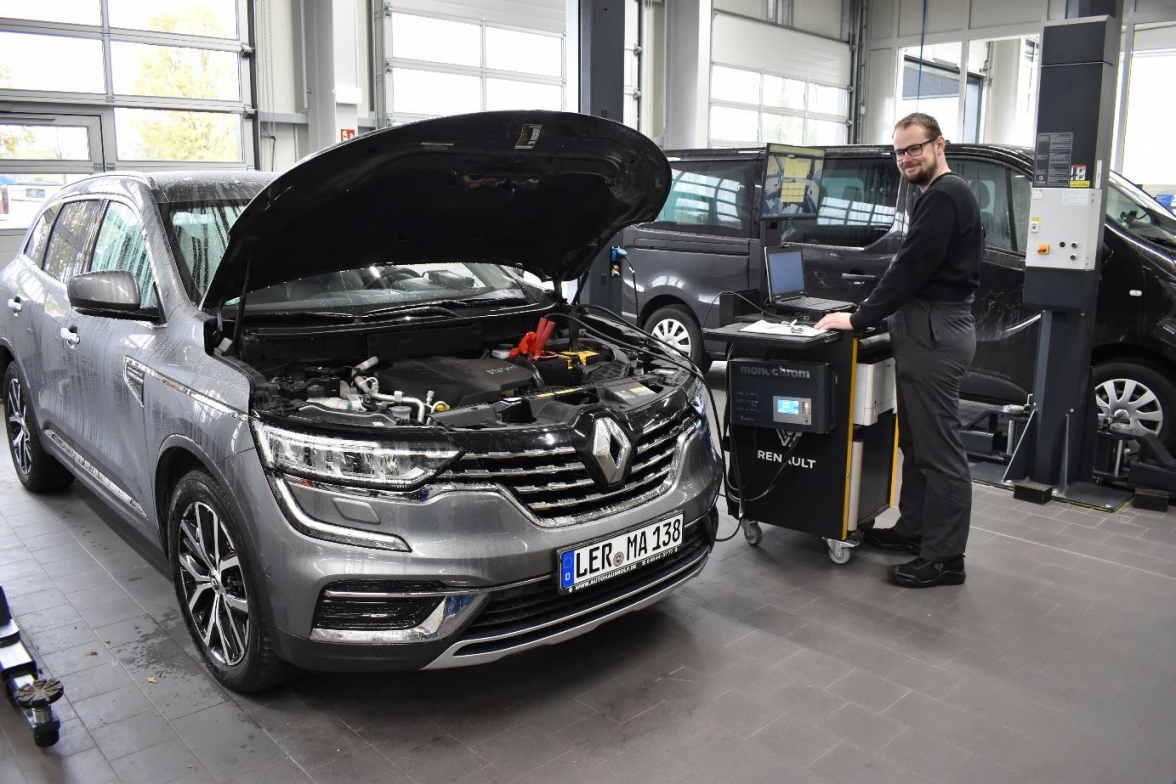 Kfz-Mechatroniker Simon Thomssen nimmt einen Renault mithilfe modernster Analysetechnik unter die Lupe. BILD: Frank Brüling