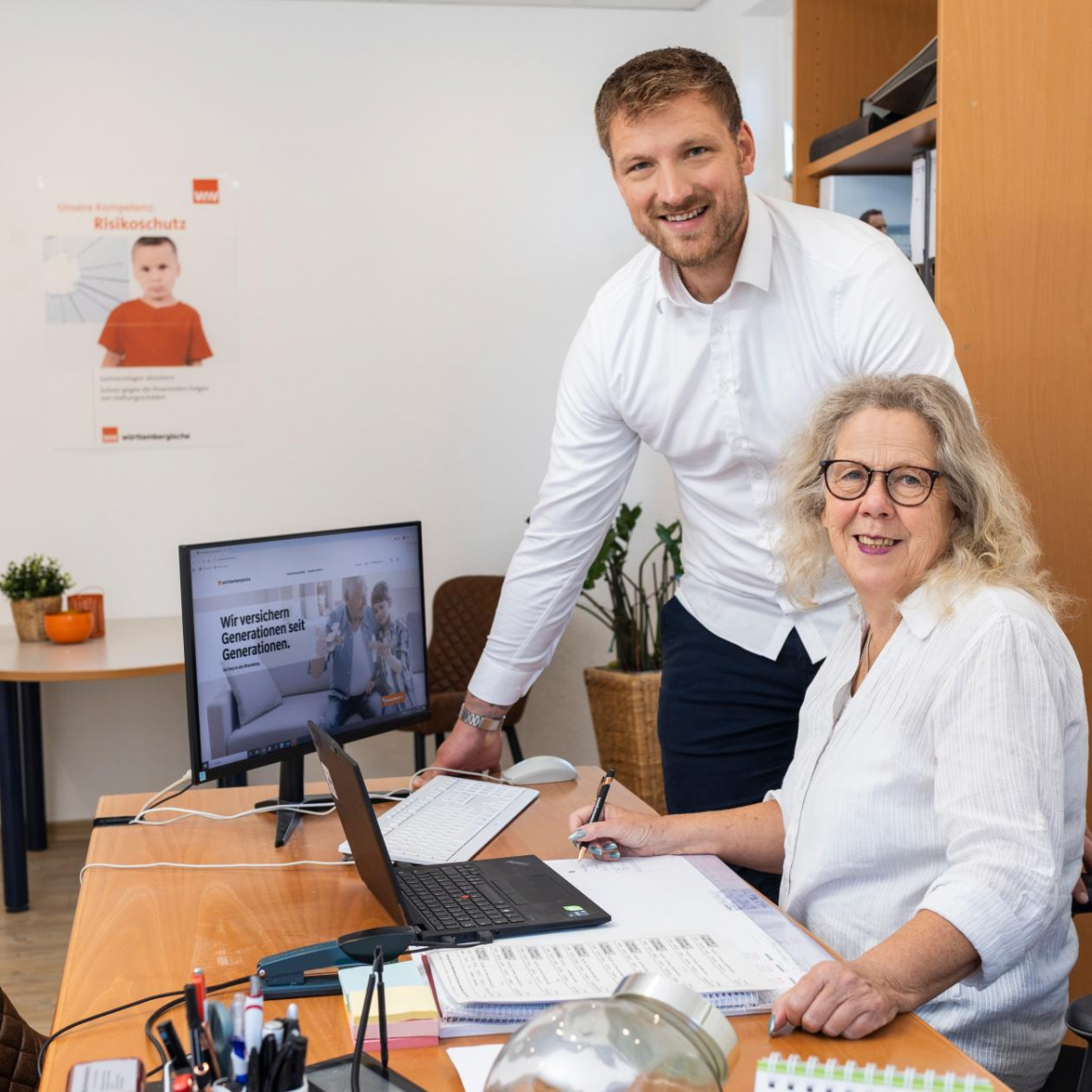 Seit Generationen versichert die Württembergische Generationen. Carsten Gündel und Jutta Cornelssen-Huber in der Agentur in Neuenburg. Bild: Fotostudio Scheiwe