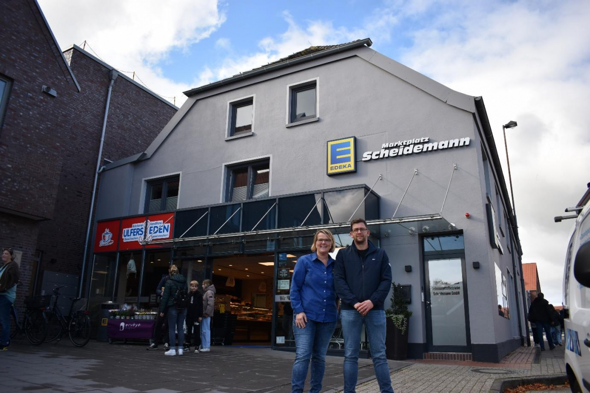 Marktleiterin Petra Tattje und Geschäftsführer Christian Künken vor dem mehr als 100 Jahre alten Edeka „Marktplatz“ Scheidemann im Herzen von Carolinensiel. BILD: Frank Brüling