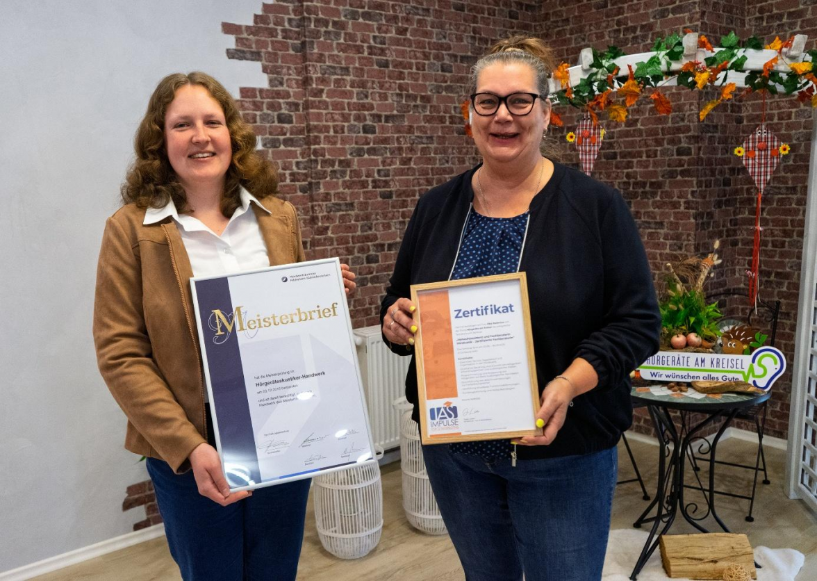 Hörgeräteakustik-Profis: Kristina Basmer hat in diesem Jahr erfolgreich ihre Meisterprüfung abgelegt, Elke Redenius ist zertifizierte Fachassistentin. Bild: Detlev Krüger/KMS