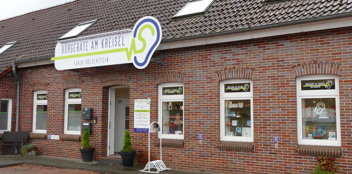 Direkt am Kreisel in Victorbur: „Hörgeräte am Kreisel“ befindet sich an der Westvictorburer Straße 1. Bild: Heike Arends