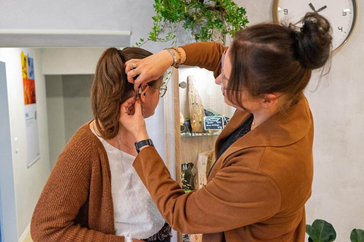 Praktisch, sicher und schick: Das Hörgerät wird mit der Kette am Ohrring verbunden, sodass es nicht herunterfallen kann. Bild: Detlev Krüger/KMS