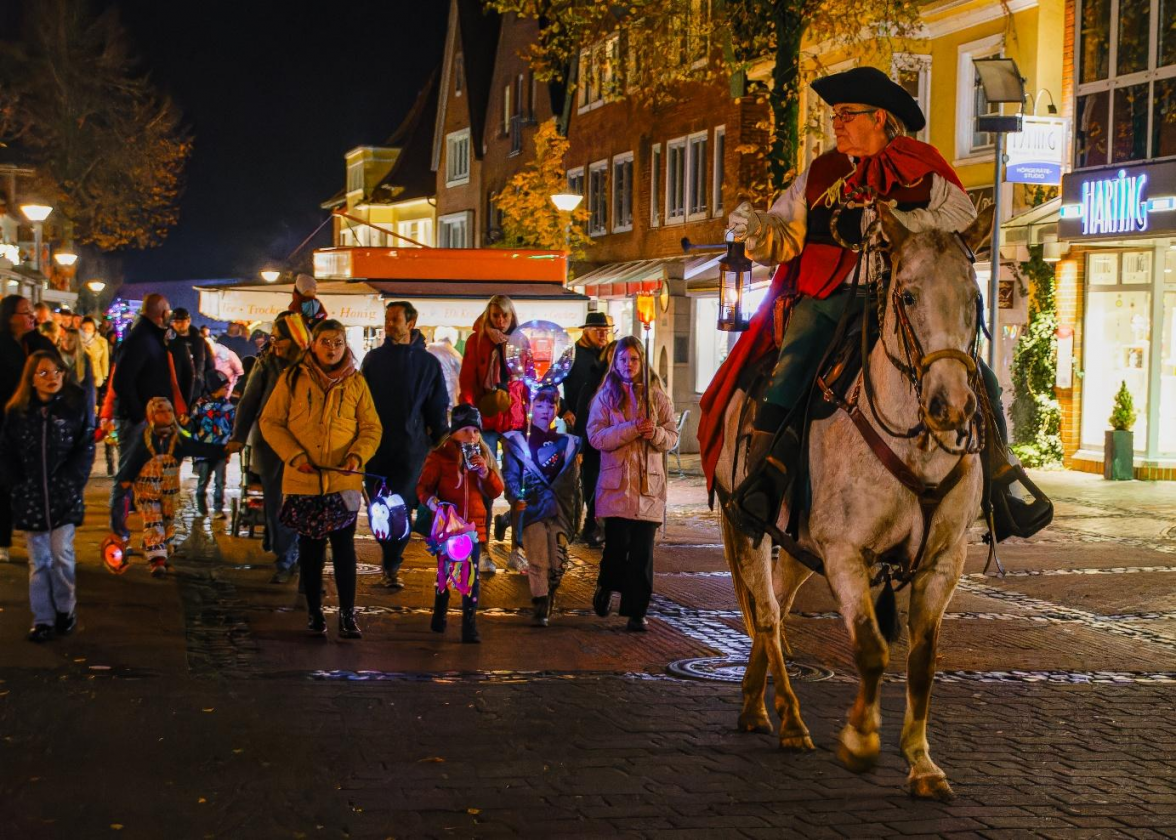 Der Laternenumzug ist Tradition beim Martinsmarkt.