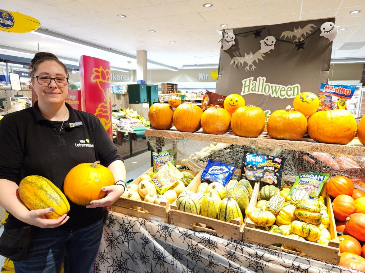 Vanessa Breitzke ist für frisches Obst und Gemüse zuständig. Bild: Melanie Jülisch