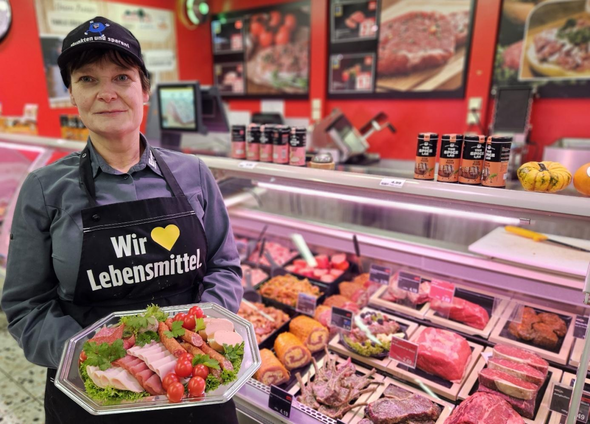 Auch kalte Platten werden von Ulrike Schütte an der Frischetheke angeboten. Bild: Melanie Jülisch