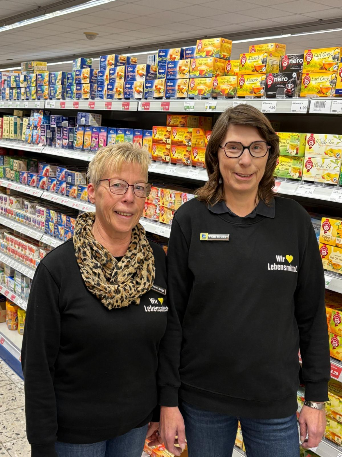 Inge Lange (links) ist seit 45 Jahren und Anke Kruse seit 43 Jahren im Team. Bild: Edeka Warnken