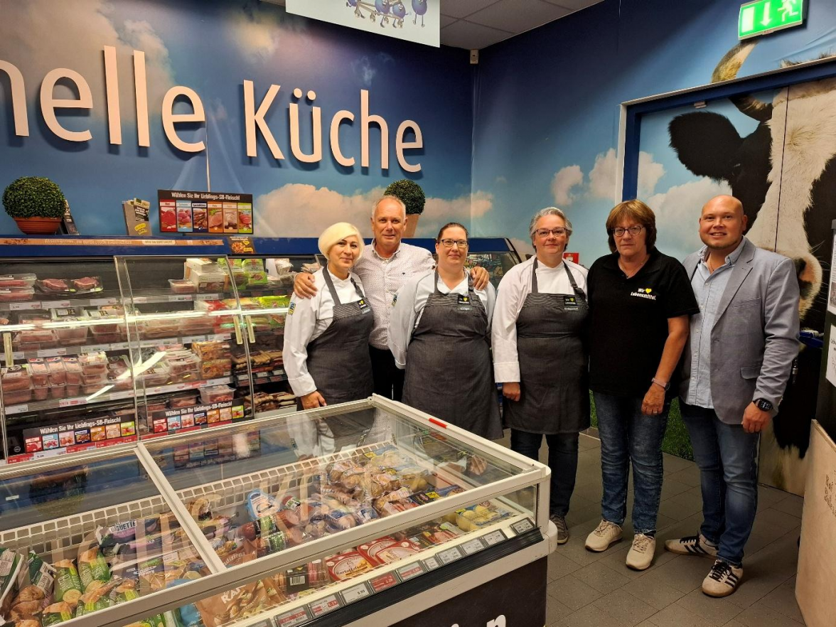 Jubilare im Edeka Tiemann Markt in Westerstede: Alena Stecklein (v.l.), Mareike Vögel, Dörthe HagendorffMeyer und Silke Remmers. Rainer und Nico Tiemann gratulieren. Bild: Hildburg Brunken