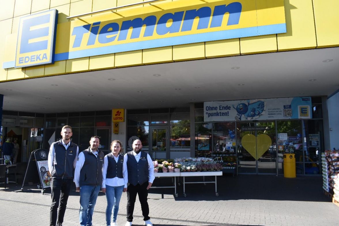 Marktleiter in Westerstede: Gebietsleitung Florian Grünberg (v.l.) und die Führungskräfte Thomas Hagenstede und Vera Debus und Marktleiter Artjem Rogovskij. Bild: Hildburg Brunken